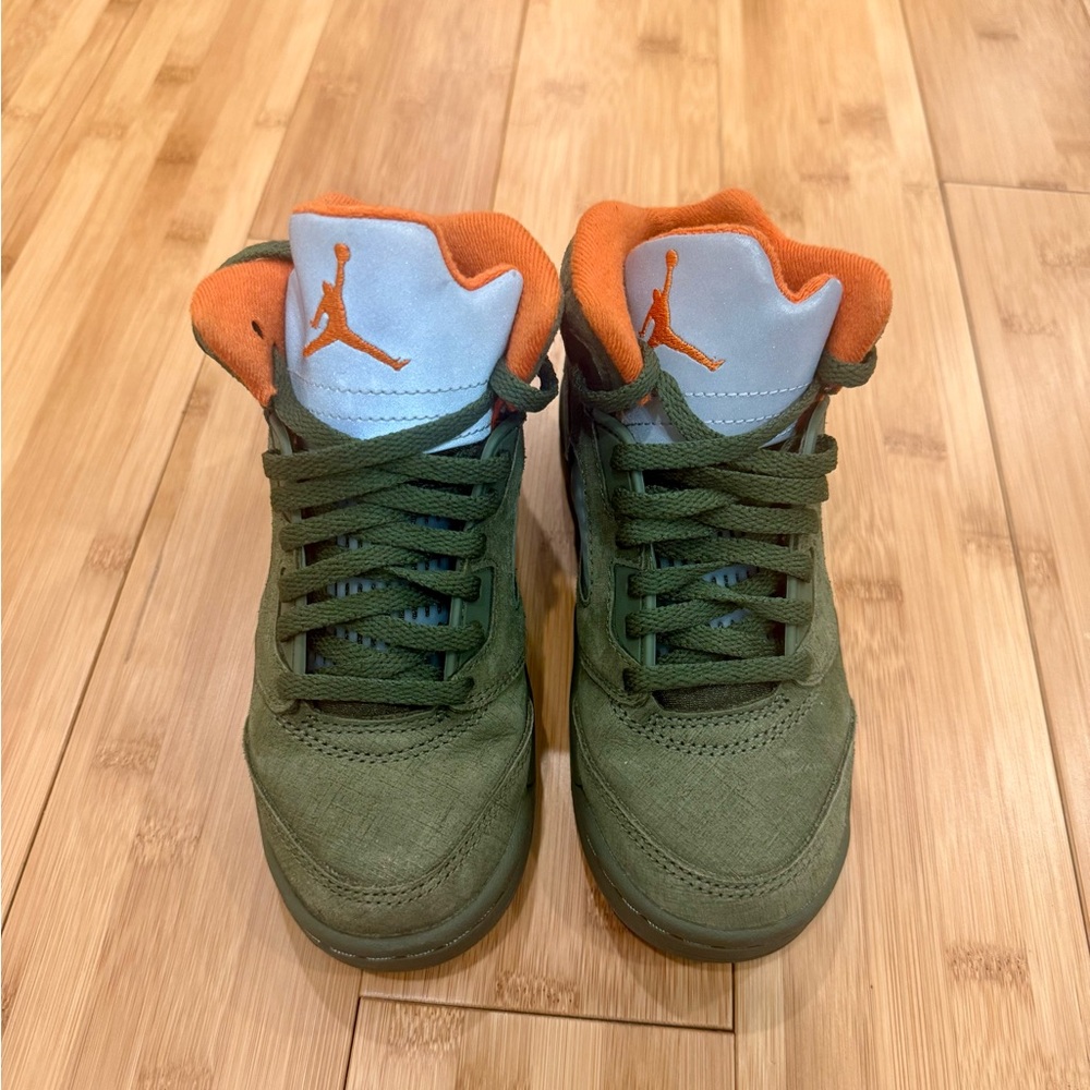 Jordan Sneakers in Green and Orange with High-Top Design and Iconic Logo